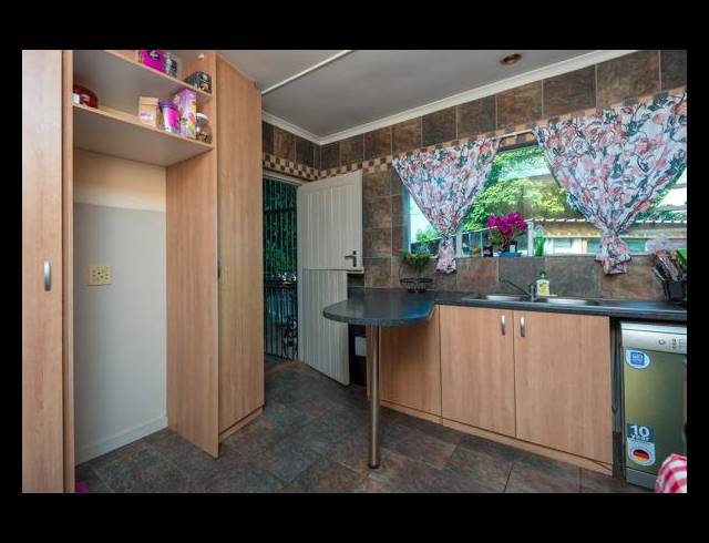5 BEDROOM HOUSE FOR SALE IN DENNE-OORD